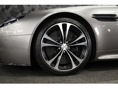 Aston Martin V12 Vantage Roadster / Boîte manuelle / 1 OF 101