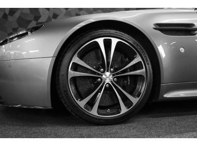Aston Martin V12 Vantage Roadster / Boîte manuelle / 1 OF 101