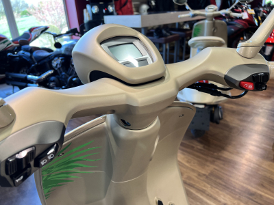 Vespa 946 DRAGON