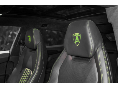 Lamborghini Urus V8 - NERO HELENE METALLIC