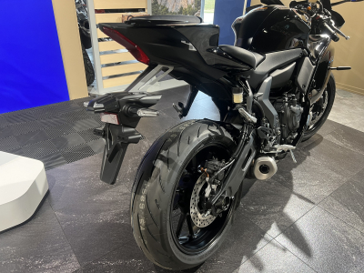Yamaha R7 