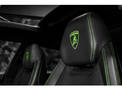 Lamborghini Urus V8 - AKRAPOVIC