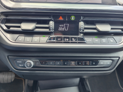 BMW 118 118iA  CARPLAY SIEGES SPORT CHAUFF GPS BLUETOOTH