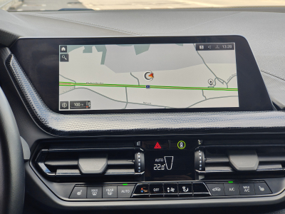 BMW 118 118iA  CARPLAY SIEGES SPORT CHAUFF GPS BLUETOOTH