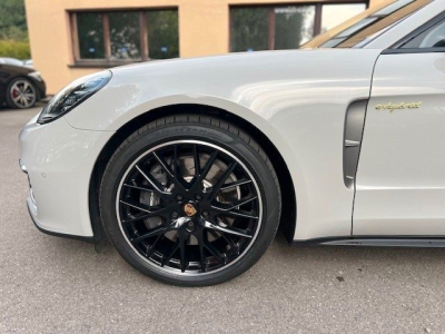 Porsche Panamera 4 E-Hybrid Platinum Edition