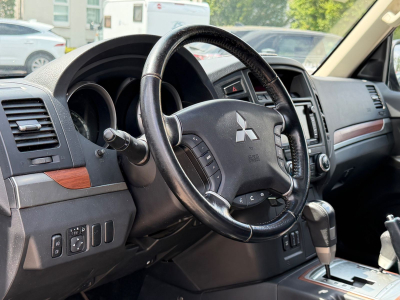 Mitsubishi Pajero Sport Pajero 3.2 DI-D Instyle/7xSitzer/Leder/Pano/