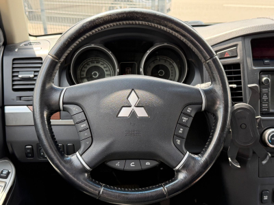 Mitsubishi Pajero Sport Pajero 3.2 DI-D Instyle/7xSitzer/Leder/Pano/