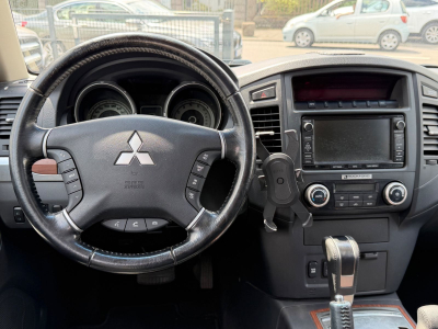 Mitsubishi Pajero Sport Pajero 3.2 DI-D Instyle/7xSitzer/Leder/Pano/