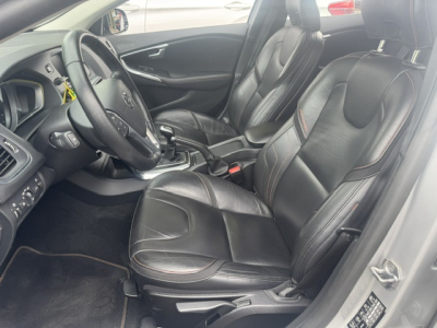 Volvo V40 VOLVO V40 OCEAN RACE 2.0 D LEDER LED NAVI AHK