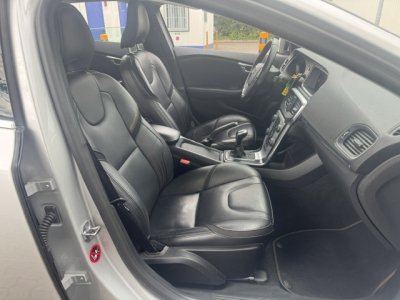 Volvo V40 VOLVO V40 OCEAN RACE 2.0 D LEDER LED NAVI AHK