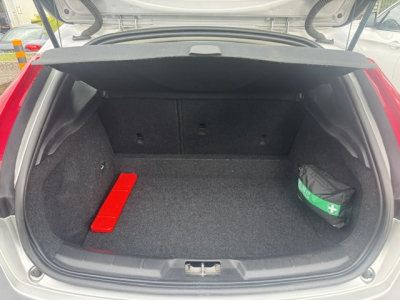 Volvo V40 VOLVO V40 OCEAN RACE 2.0 D LEDER LED NAVI AHK