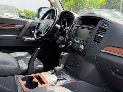 Mitsubishi Pajero Sport Pajero 3.2 DI-D Instyle/7xSitzer/Leder/Pano/