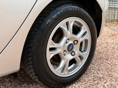 Ford Fiesta Titanium/5xTürer/Klimaautomatik/Alu