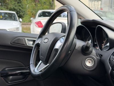 Ford Fiesta Titanium/5xTürer/Klimaautomatik/Alu