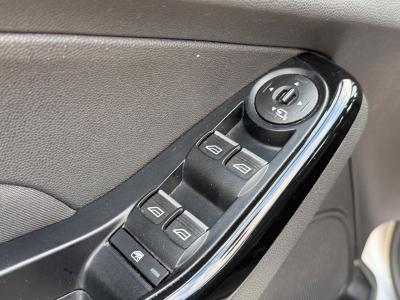 Ford Fiesta Titanium/5xTürer/Klimaautomatik/Alu