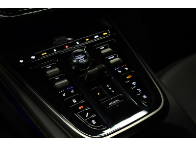 Aston Martin DBX 707 - JET BLACK