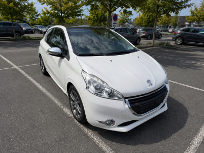 Peugeot 208 1.6 16v Allure Pano Navi PDC