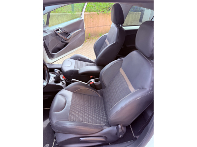 Peugeot 208 1.6 16v Allure Pano Navi PDC
