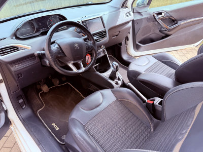 Peugeot 208 1.6 16v Allure Pano Navi PDC