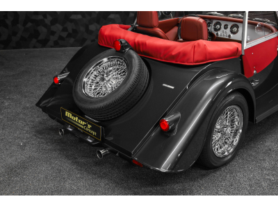 Morgan Plus 4 Dark Silver Metallic / Mulberry