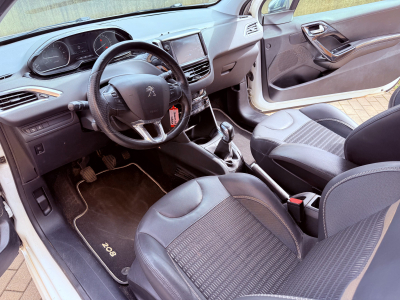 Peugeot 208 1.6 16v Allure Pano Navi PDC