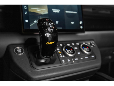 Land-Rover Defender V8 BOND EDITION - 1/300