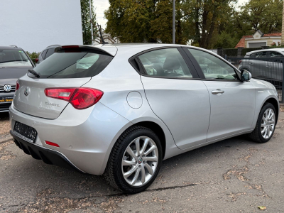 Alfa Romeo Giulietta Super/SCHECKHEFT/1HAND/