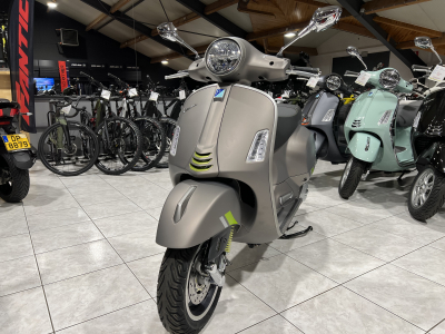 Vespa GTS Super Tech 125 Grigio ottimista matt