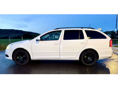 Skoda Octavia Combi 1.6TDI 105CH Ambition DSG7 **Boite auto, Capteurs, Break** //  // 12 MOIS GARANTIE