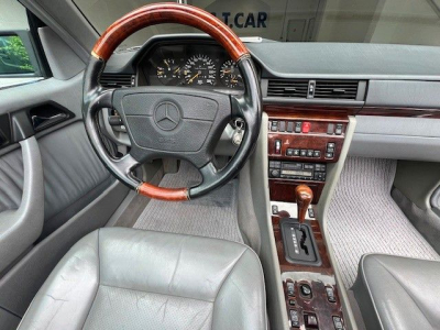 Mercedes-Benz E 320 AMG Line -  W124