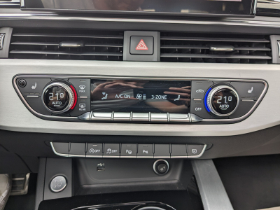 Audi A4 30 TDi S line S tronic CARPLAY TOIT OUVRANT PANO