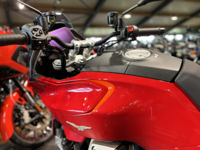 Moto Guzzi V 100 MANDELLO ROSSO MAGMA + Kit valises offert (1200€)