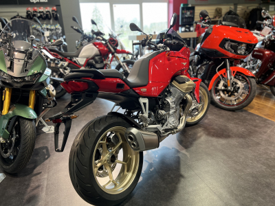 Moto Guzzi V 100 MANDELLO ROSSO MAGMA + Kit valises offert (1200€)