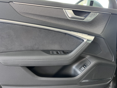 Audi RS6 SOFT CLOSE/ 22/PANO/KERAMIK/B&O/DYN+/CARBON/H.UP/VOLL