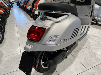 Vespa GTS Super Tech 125 Grigio entusiasta matt acc. CM273384 + 606525M