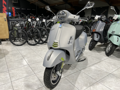 Vespa GTS Super Tech 125 Grigio entusiasta matt acc. CM273384 + 606525M