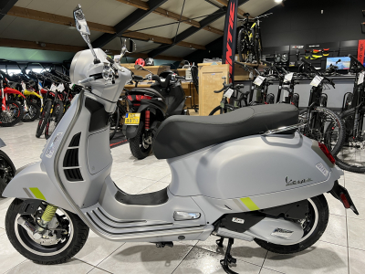 Vespa GTS Super Tech 125 Grigio entusiasta matt acc. CM273384 + 606525M