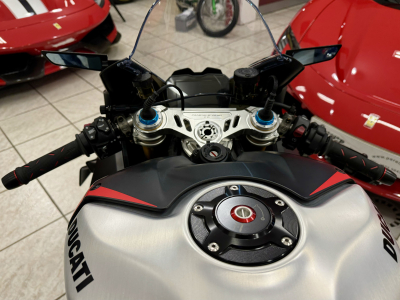 Ducati Panigale V4 SP N°672 AKRAPOVIC 1 HAND