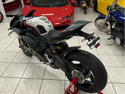 Ducati Panigale V4 SP N°672 AKRAPOVIC 1 HAND