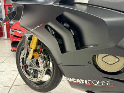 Ducati Panigale V4 SP N°672 AKRAPOVIC 1 HAND