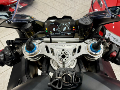 Ducati Panigale V4 SP N°672 AKRAPOVIC 1 HAND