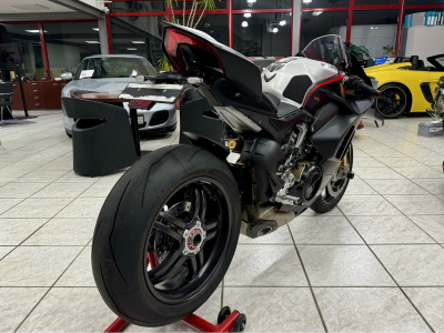 Ducati Panigale V4 SP N°672 AKRAPOVIC 1 HAND