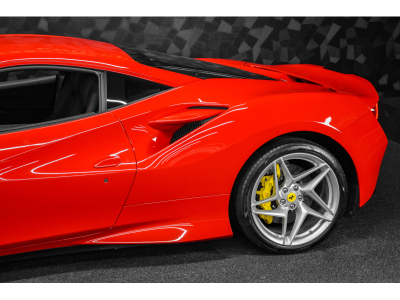 Ferrari F8 Tributo V8 Biturbo - ROSSO CORSA
