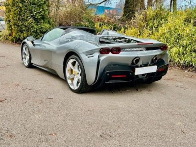Ferrari SF90 Spider JBL Lift Kamera Garantie -1Hand