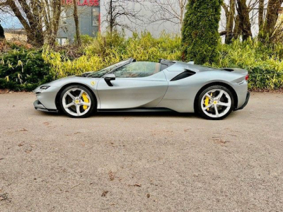 Ferrari SF90 Spider JBL Lift Kamera Garantie -1Hand