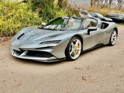 Ferrari SF90 Spider JBL Lift Kamera Garantie -1Hand