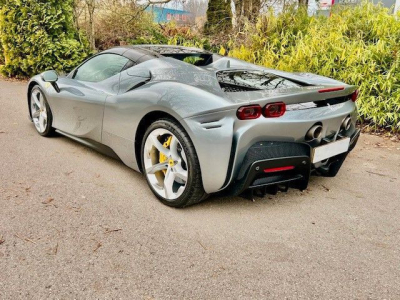 Ferrari SF90 Spider JBL Lift Kamera Garantie -1Hand