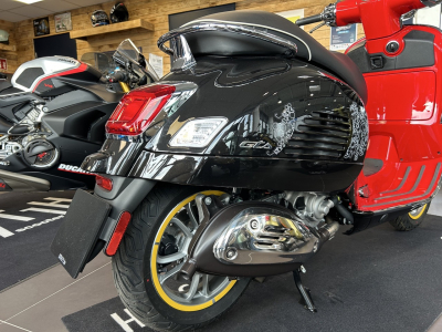 Vespa GTS 310 Mickey Mouse Disney Edition STH71