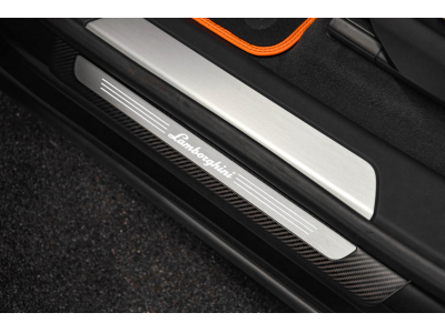 Lamborghini Urus V8 CAPSULE - NERO NOCTIS / ARANCIO ATLAS
