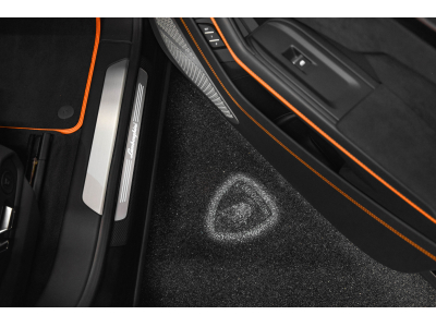 Lamborghini Urus V8 CAPSULE - NERO NOCTIS / ARANCIO ATLAS